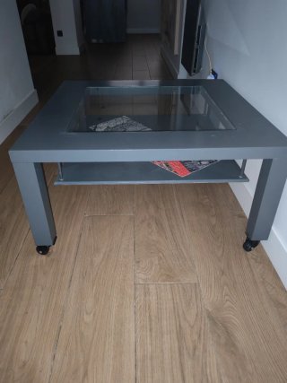 Mesa de centro gris con cristal