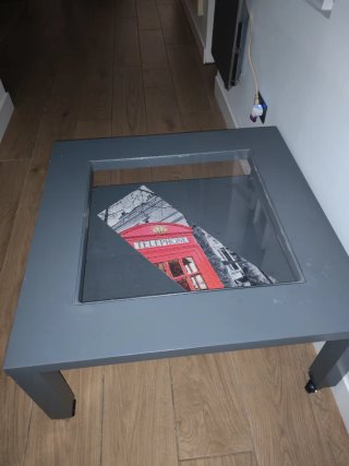 Mesa de centro gris con cristal
