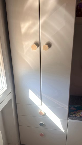 Armario infantil blanco con cajones de Ikea.