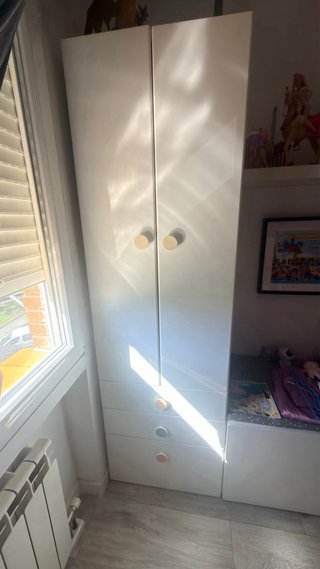 Armario infantil blanco con cajones de Ikea.