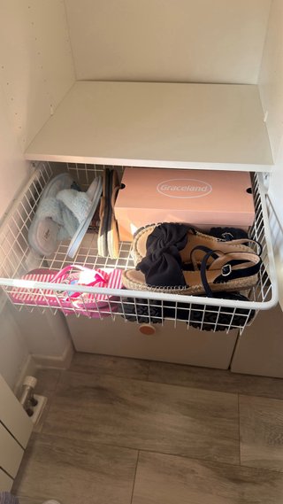 Armario infantil blanco con cajones de Ikea.