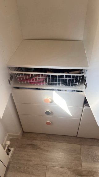 Armario infantil blanco con cajones de Ikea.