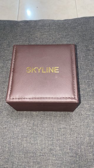 Reloj SKYLINE Hombre Esfera Roja y Bisel Plateado