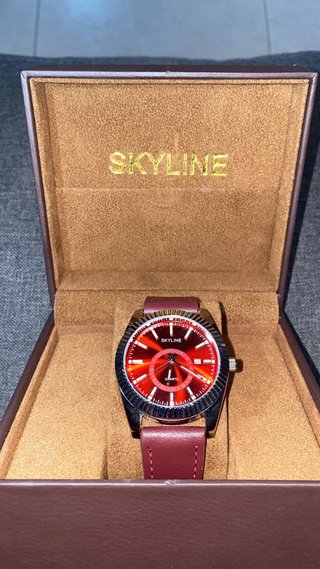 Reloj SKYLINE Hombre Esfera Roja y Bisel Plateado