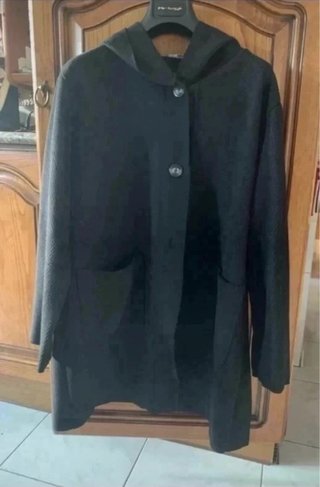 Cappotto in panno di lana nero con cappuccio