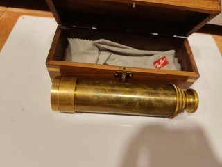 Catalejo náutico de latón con caja
