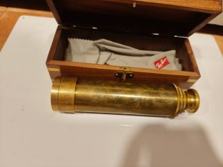 Catalejo náutico de latón con caja