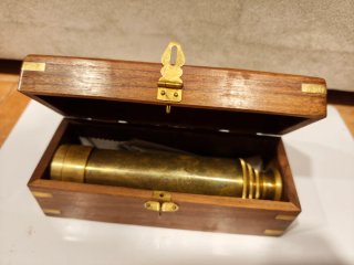 Catalejo náutico de latón con caja