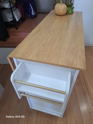 Isla de cocina blanca con ruedas