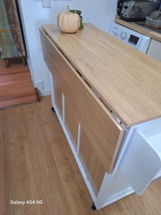 Isla de cocina blanca con ruedas