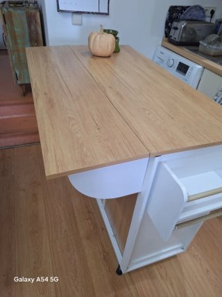 Isla de cocina blanca con ruedas