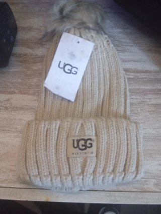 Gorro UGG beige con pompón