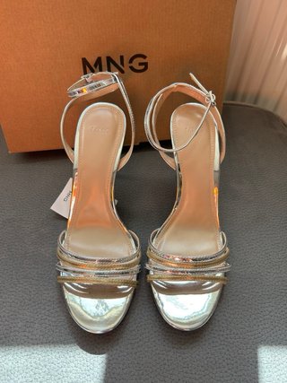 Sandalias de fiesta Mango plateadas y doradas