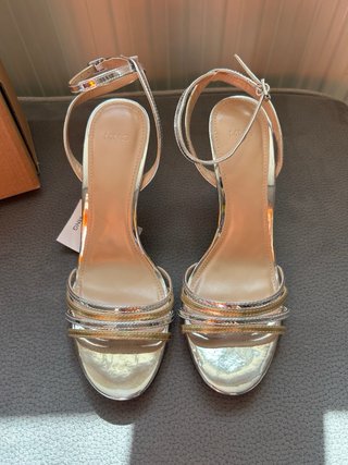 Sandalias de fiesta Mango plateadas y doradas