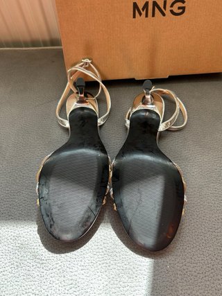 Sandalias de fiesta Mango plateadas y doradas