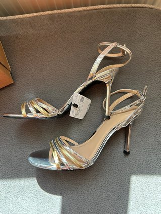 Sandalias de fiesta Mango plateadas y doradas
