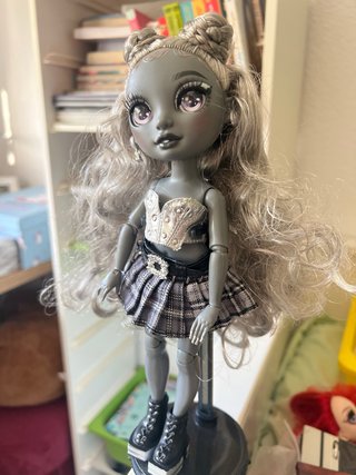 Muñeca Rainbow High Gris