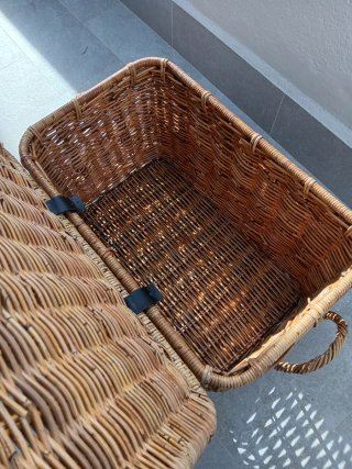 Baúl de mimbre con correas de cuero