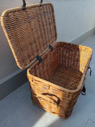 Baúl de mimbre con correas de cuero