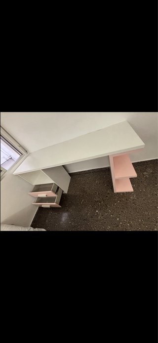 Escritorio blanco y rosa con cajones