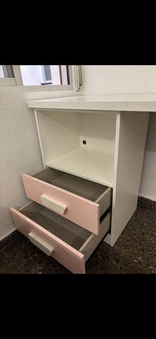 Escritorio blanco y rosa con cajones