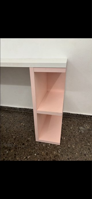 Escritorio blanco y rosa con cajones