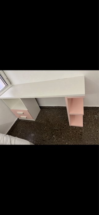Escritorio blanco y rosa con cajones