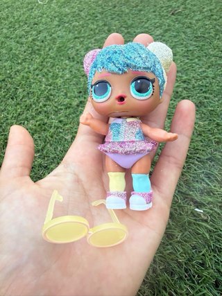 Muñeca LOL Surprise Pequeña con brillos y gafas