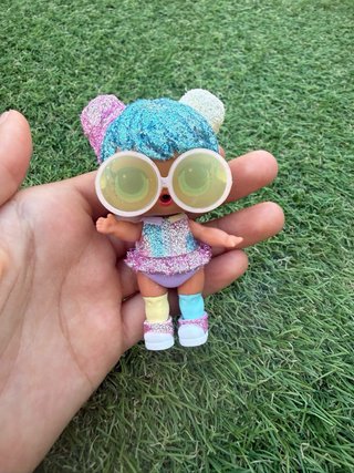 Muñeca LOL Surprise Pequeña con brillos y gafas