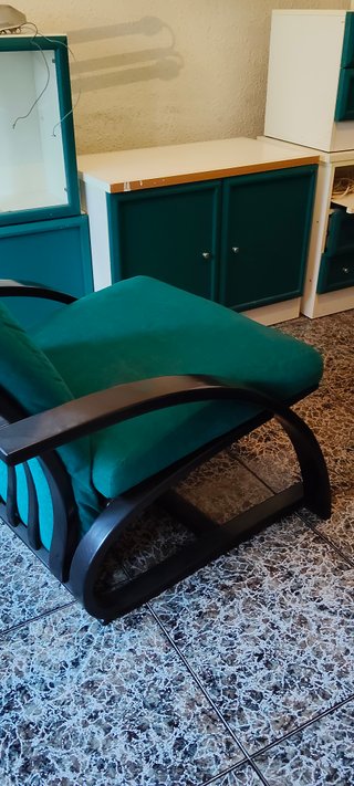 Sillón de tela y madera