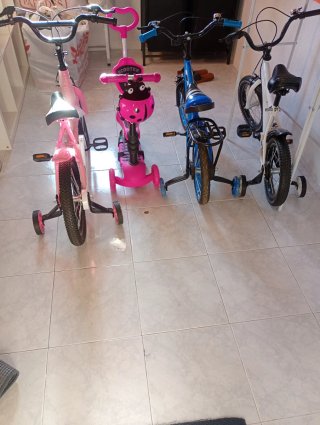 Lote de  3 bicicletas y patinete infantil