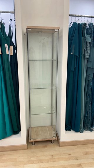 Vitrina de cristal y madera.
