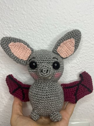 Murciélago amigurumi hecho a mano