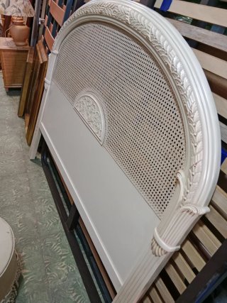 Cabezal de cama de madera y mimbre