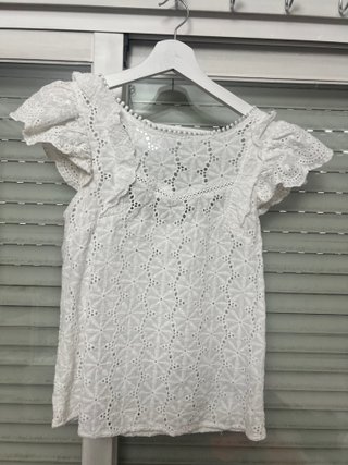 Blusa blanca con bordado inglés
