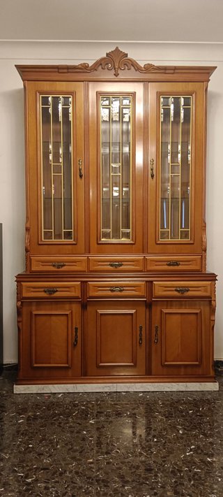Aparador de Comedor Clásico con Vitrina