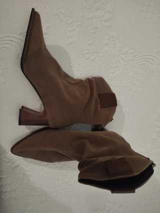 Botines de tacó, de punta , talla 40 pequeña