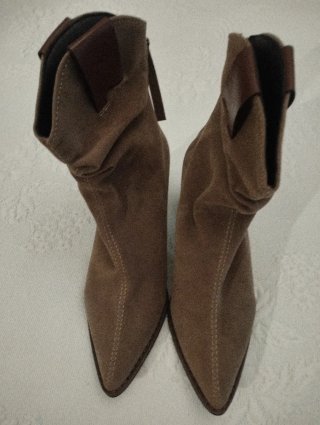Botines de tacó, de punta , talla 40 pequeña