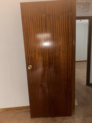 Puerta de madera con veta