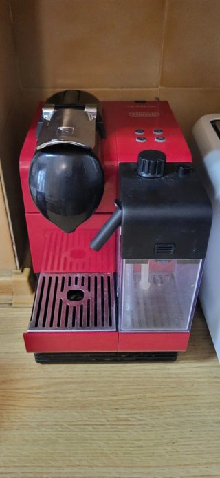 Cafetera Nespresso Lattissima Roja