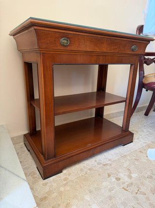 Consola de madera con cajón y estantes