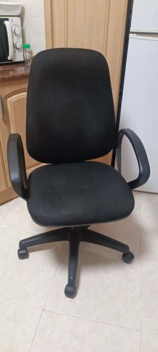 Silla de oficina giratoria negra