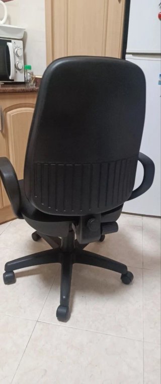Silla de oficina giratoria negra