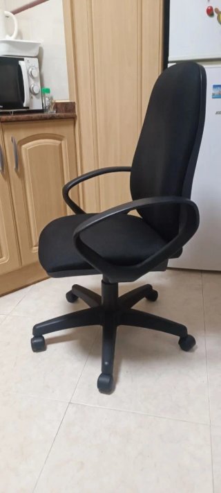 Silla de oficina giratoria negra