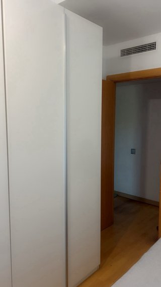Armario 2 puertas Ikea blanco y plata