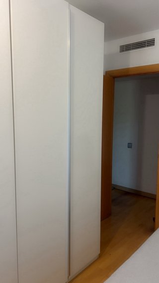 Armario 2 puertas Ikea blanco y plata