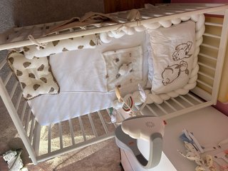 Cuna de madera blanca