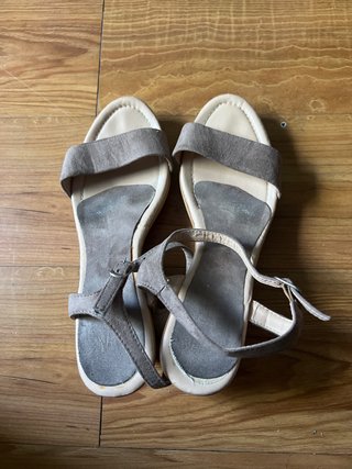 Sandalias cuña beige y grises