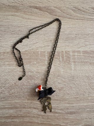 Collar con colgante de pareja y lazo