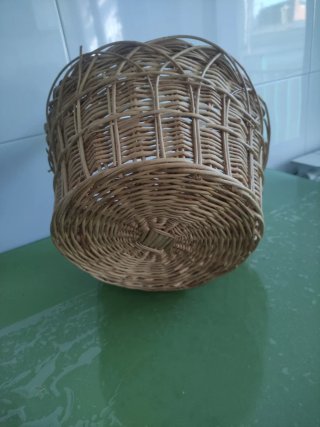 Cesta de mimbre con asa